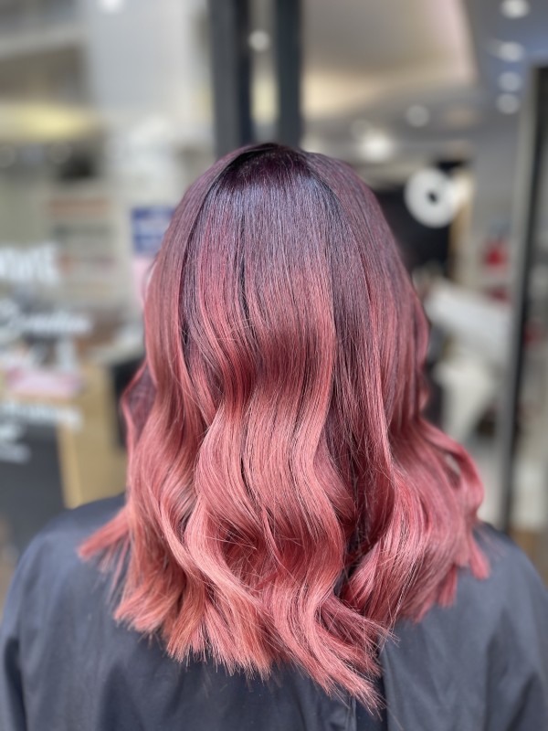Ombré hair rouge cerise sur cheveux mi long